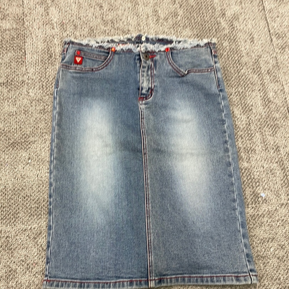 GUESS Jeans stretch denim skirt, low rise, early 2000s size 28.